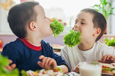 Dùng TV để khuyến khích trẻ ăn uống lành mạnh như thế nào?