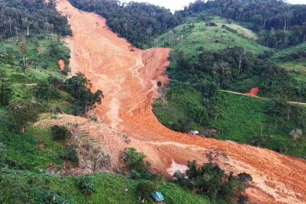 Vụ quả đồi đổ ập giữa trời nắng: Vẫn chưa thể tiếp cận hiện trường - 1