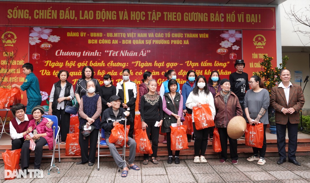 Sẻ chia yêu thương với các gia đình khó khăn, để ai cũng có Tết - 3 Sẻ chia yêu thương với các gia đình khó khăn, để ai cũng có Tết - 3