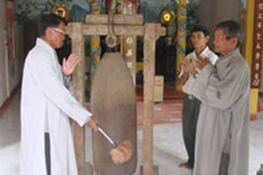 Bom B52 biến thành chuông chùa