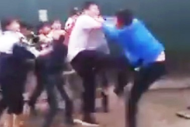 Lại xuất hiện thêm clip 20 nam sinh hỗn chiến như... giang hồ