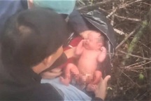 Người đàn ông phát hiện bé trai sơ sinh được bọc kín trong túi nylon