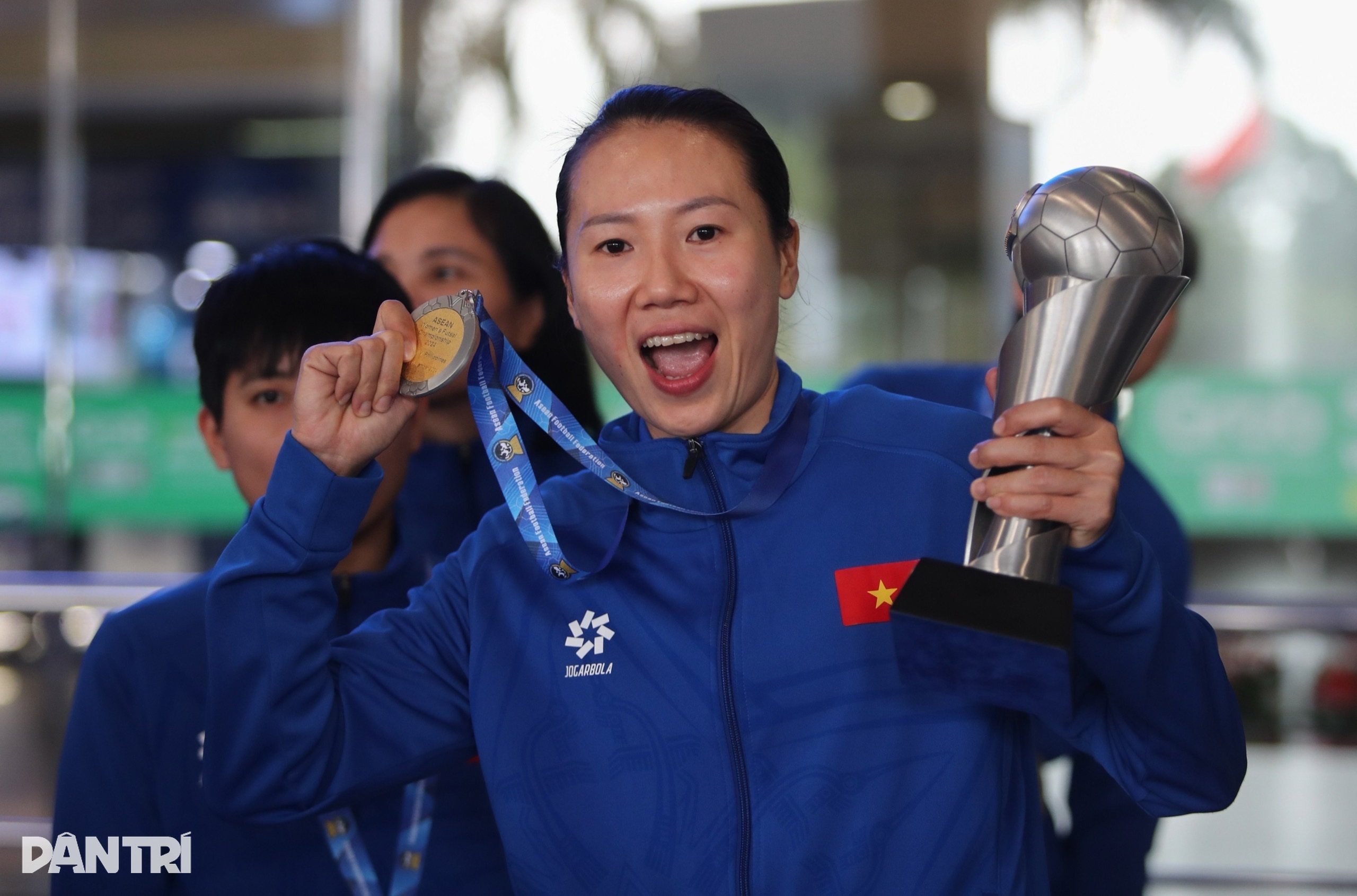 ក្រុមហ្វូតសាលនារីវៀតណាមនាំយកពានរង្វាន់ជើងឯកអាស៊ីអាគ្នេយ៍ត្រឡប់មកទីក្រុងហូជីមិញវិញ - 6 Đội tuyển futsal nữ Việt Nam mang cúp vô địch Đông Nam Á về đến TPHCM - 6