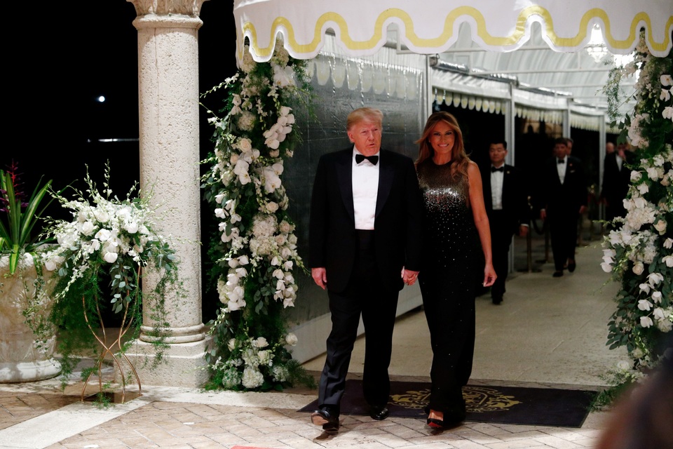 Dự tiệc năm mới, cậu út nhà Trump nổi bật với chiều cao 1,9 mét - 5 Dự tiệc năm mới, cậu út nhà Trump nổi bật với chiều cao 1,9 mét - 5