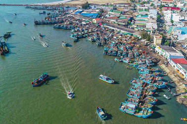 Chìm tàu cá giữa biển, cứu 11 ngư dân, 1 người "mất tích"