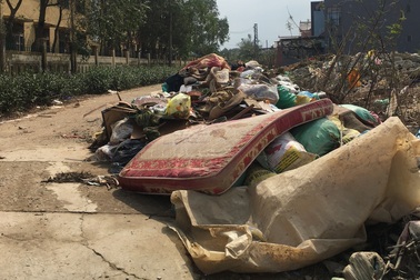 Rác tràn lan sau lũ, khắp nơi bốc mùi hôi thối