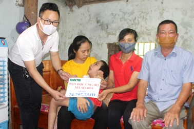 Cậu bé mắc bệnh hiếm gặp trên thế giới được bạn đọc giúp đỡ 74 triệu đồng