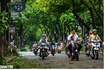 Hà Nội: Nhiều người ra đường ngổn ngang cảm xúc sau cơn bão tan