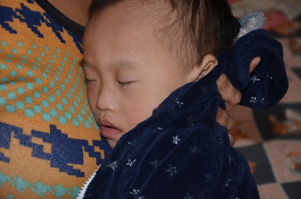 Bà mẹ đơn thân ôm con trai không có hậu môn sống cơ cực trong đói nghèo - 1 Bà mẹ đơn thân ôm con trai không có hậu môn sống cơ cực trong đói nghèo - 1