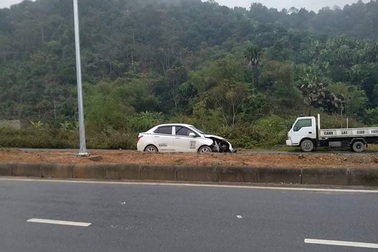 Ô tô con đâm chết 5 công nhân làm đường rồi bỏ trốn