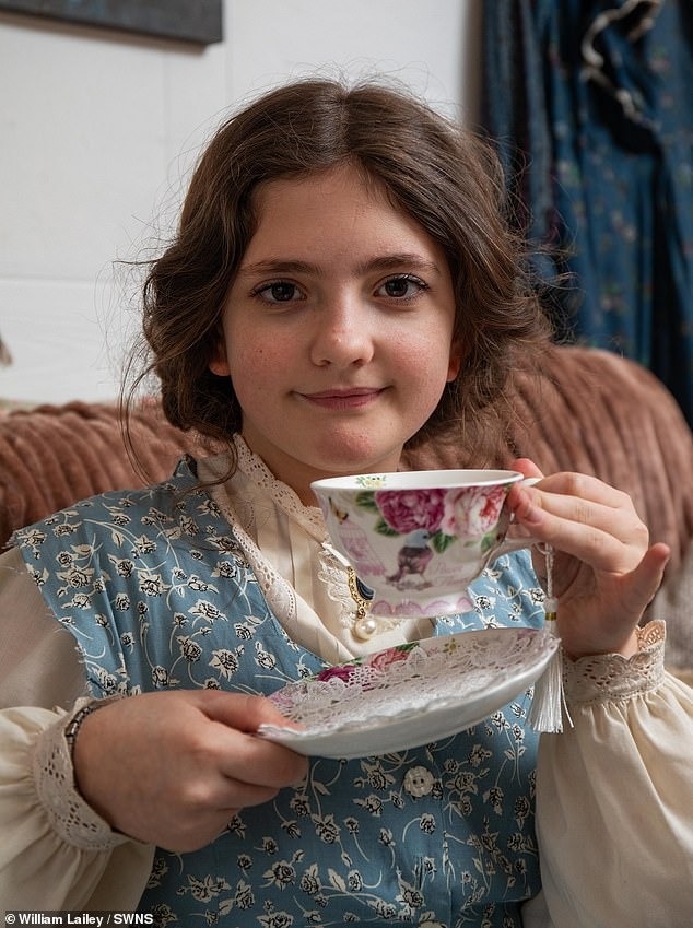 View - Cô bé ăn vận "như bà già" đi học, bất chấp việc bị bạn bè trêu chọc | Báo Dân trí