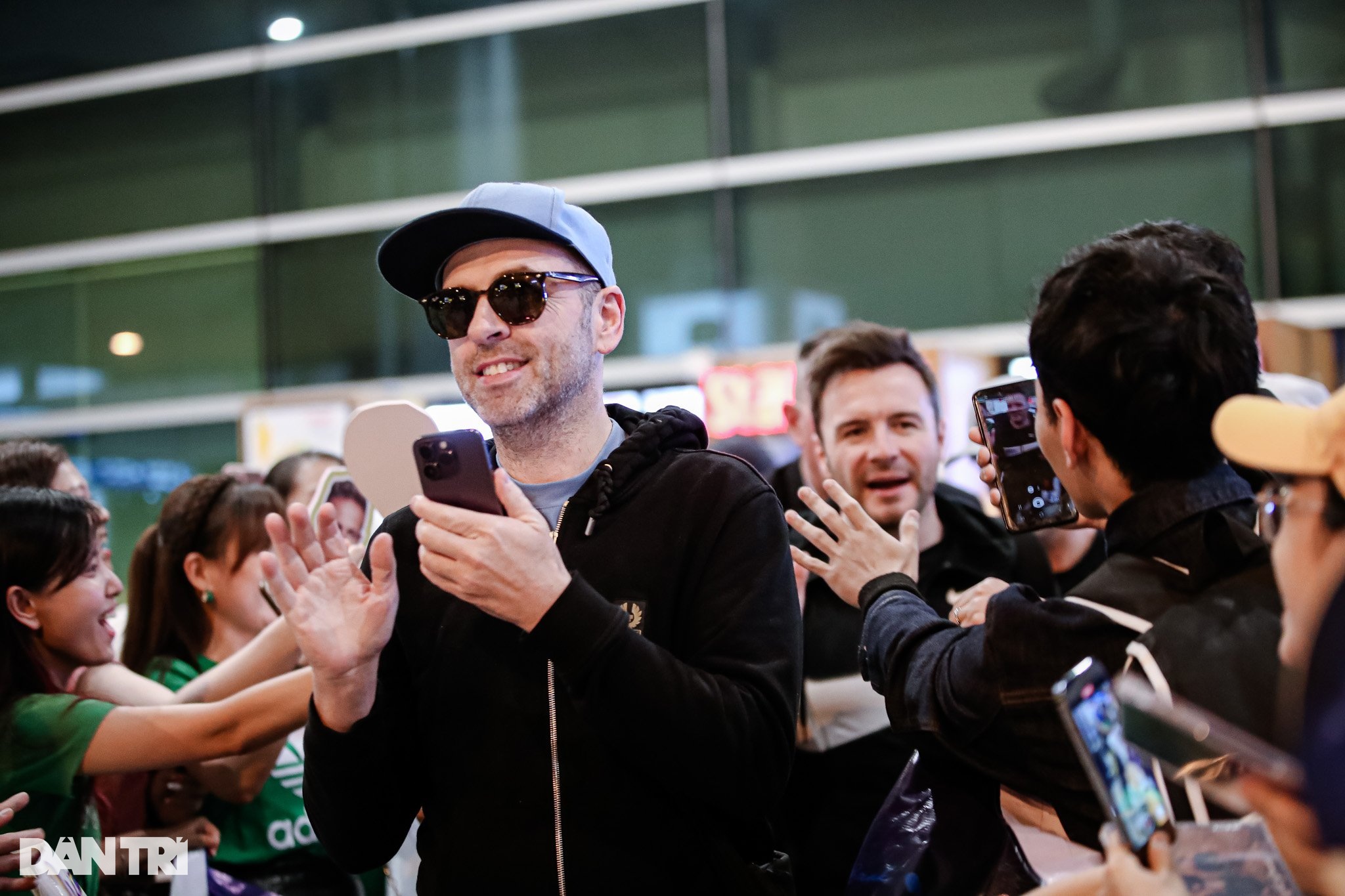 Westlife được bảo vệ nghiêm ngặt khi đến TPHCM, thân thiện chào fan Việt - 1