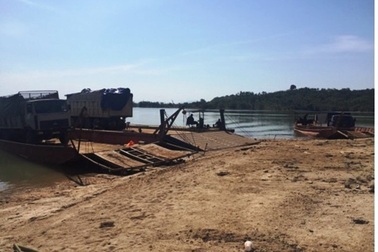 Lật phà chở ô tô, tài xế cùng ô tô chìm sâu dưới nước tử vong