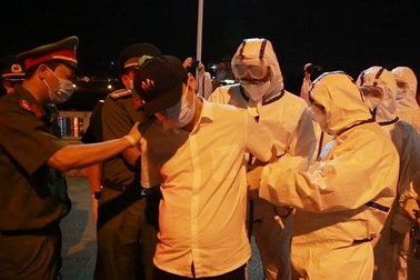 Bàn giao đối tượng truy nã đặc biệt nguy hiểm cho Công an Trung Quốc