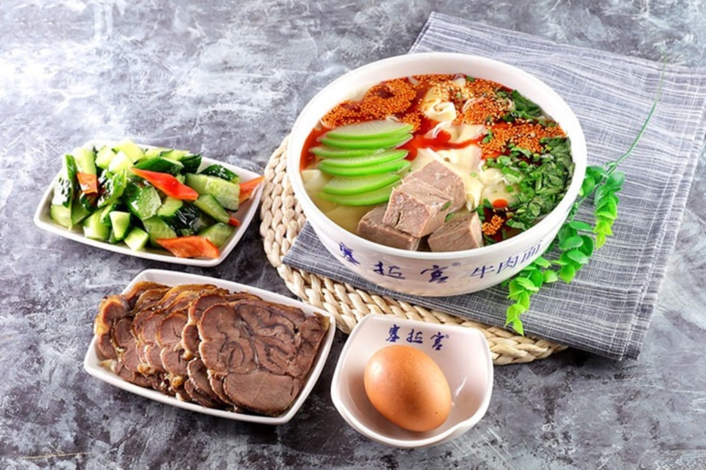 Đầu bếp hất mạnh nước dùng lên trần nhà rồi hứng bằng bát để làm món mì bò - 3 Đầu bếp hất mạnh nước dùng lên trần nhà rồi hứng bằng bát để làm món mì bò - 3