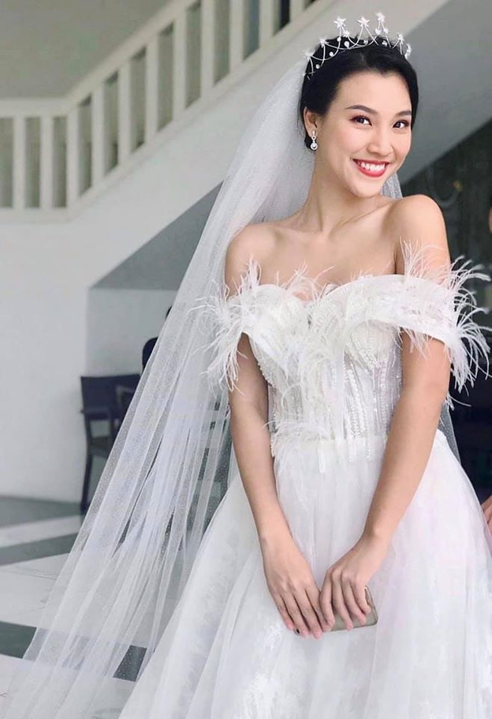 Á hậu Hoàng Oanh công khai chồng Tây điển trai trong ảnh cưới - 4 Á hậu Hoàng Oanh công khai chồng Tây điển trai trong ảnh cưới - 4