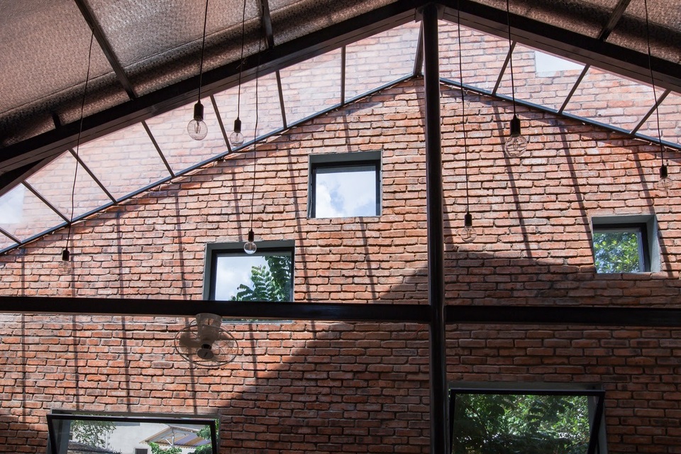 Quán cà phê ở Huế biết cản nắng, được báo ngoài khen ngợi - 9