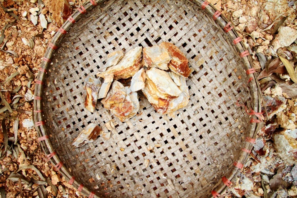 Cụ bà U90 ăn đất cuối cùng ở ngôi làng chuyện lạ Việt Nam - 9