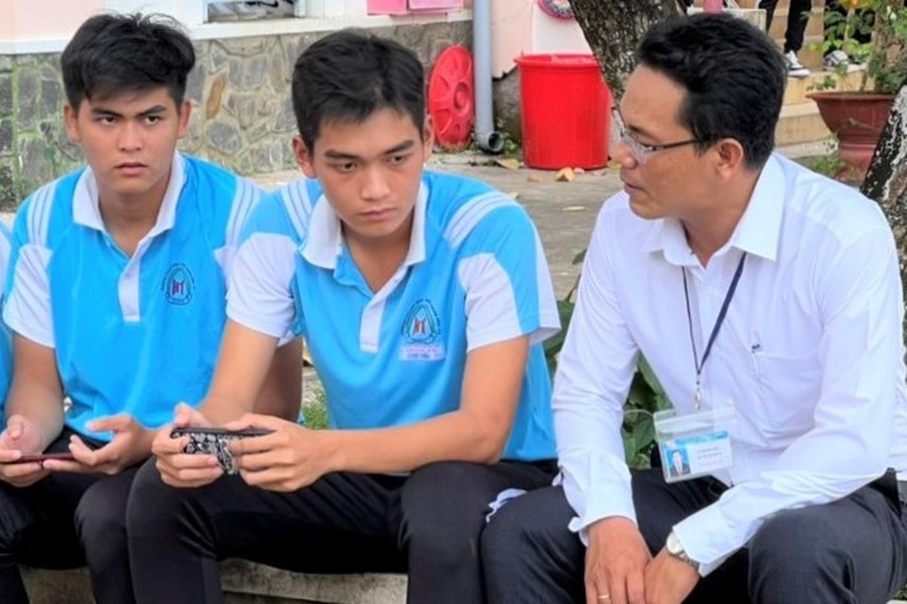 Thầy giáo người Khmer trồng lúa, nuôi bò để trụ với nghề - 3 Thầy giáo người Khmer trồng lúa, nuôi bò để trụ với nghề - 3