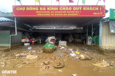 Chợ truyền thống lớn nhất Huế tan hoang sau lũ, nhiều mặt hàng khan hiếm