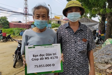 Trao tặng hơn 75 triệu đồng tới người cha già cầu xin sự sống cho con trai