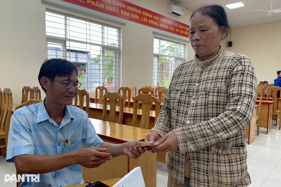 Bà con miền Nam nhận quà Tết Độc lập: Nhà mở tiệc, người giữ tiền kỷ niệm - 5 Bà con miền Nam nhận quà Tết Độc lập: Nhà mở tiệc, người giữ tiền kỷ niệm - 5