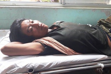 7 người gặp nạn vì ngồi trên... gầu xe múc