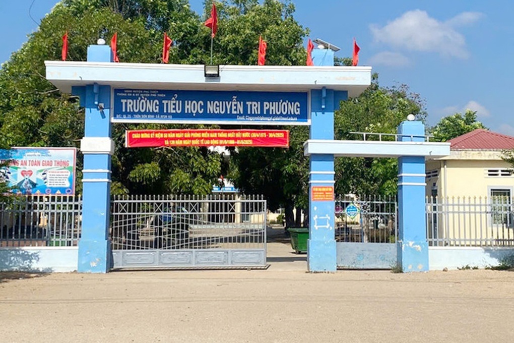 Tạm giữ hình sự thầy giáo dâm ô nhiều học sinh nữ - 1
