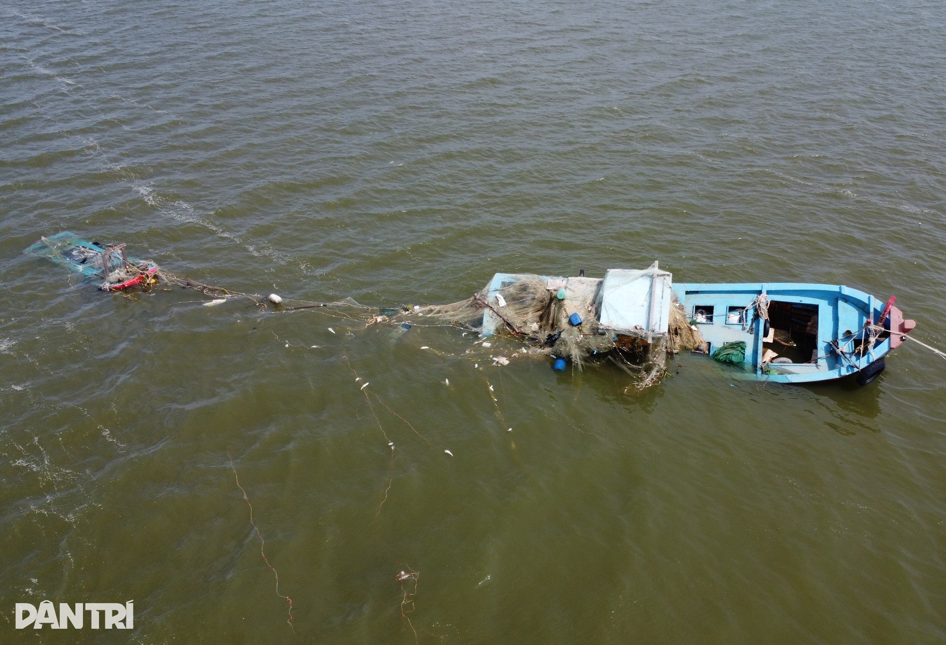 Ngư dân hối hả cứu tàu sau bão Kalmaegi: Thà mất tay còn hơn mất tàu - 9