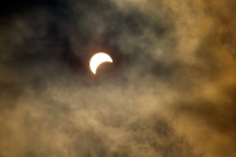 Nhật thực xuất hiện mờ nhạt tại Việt Nam