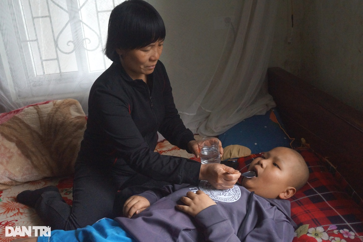 Thiếu một tỷ đồng để phẫu thuật, cậu bé khó giữ được mạng sống - 4 Thiếu một tỷ đồng để phẫu thuật, cậu bé khó giữ được mạng sống - 4