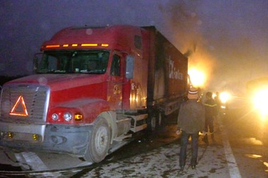 Cháy xe container chở gần 500 bình nóng lạnh