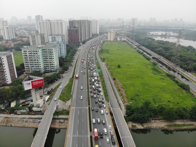 Ùn ứ kéo dài hàng km tại cửa ngõ Hà Nội - 4 Ùn ứ kéo dài hàng km tại cửa ngõ Hà Nội - 4