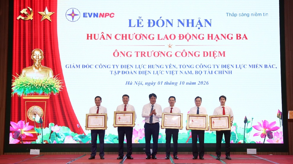 EVNNPC nhận cờ thi đua, hoàn thành xuất sắc các nhiệm vụ 9 tháng đầu năm - 2