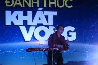 Phần biểu diễn của nhạc sĩ khiếm thị Hà Chương tại Bạc Liêu.