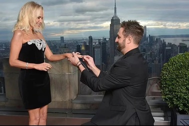 Bạn trai kém 14 tuổi cầu hôn nữ diễn viên xinh đẹp Kristin Chenoweth