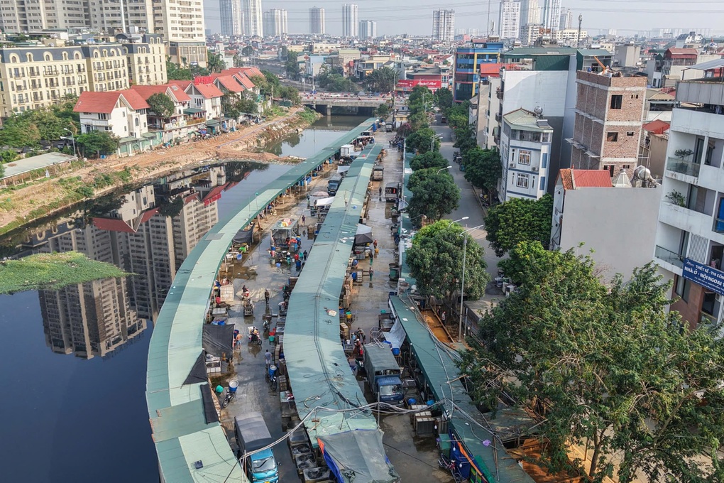 Chợ trái phép ở Hà Nội 10 năm không ai biết: Bí thư quận nói gì? - 1 Chợ trái phép ở Hà Nội 10 năm không ai biết: Bí thư quận nói gì? - 1