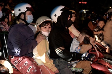 Người dân lỉnh kỉnh đồ đạc, trẻ nhỏ ngủ gục trên đường trở lại TPHCM