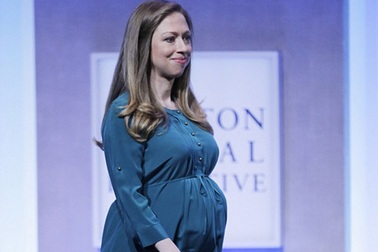 Chelsea Clinton sinh con đầu lòng