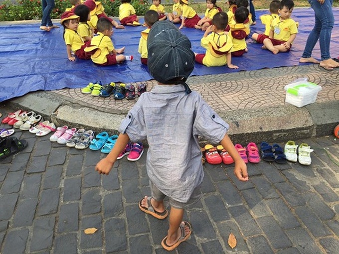 Trong sân trường là học trò áo trắng tung tăng, ngoài cổng trường là một khoảng lặng - Ảnh 4. Trong sân trường là học trò áo trắng tung tăng, ngoài cổng trường là một khoảng lặng - Ảnh 4.
