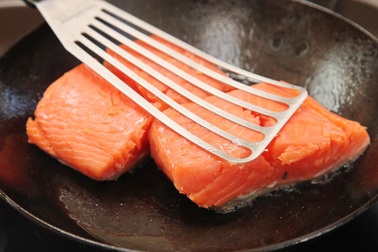 Có nên dùng cá hồi để làm món chiên, rán?
