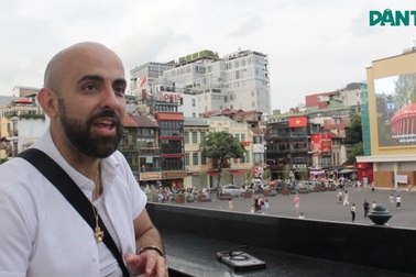 Màn LED "hàm cá mập" giúp du khách dễ dàng tiếp nhận thông tin văn hoá Việt