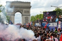 Biển người chào đón các cầu thủ PSG ăn mừng chức vô địch Champions League