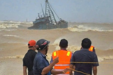Đang giải cứu 10 thuyền viên trên 2 tàu gặp nạn khi vào bờ trú bão Bualoi