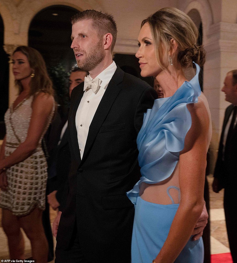 Dự tiệc năm mới, cậu út nhà Trump nổi bật với chiều cao 1,9 mét - 9 Dự tiệc năm mới, cậu út nhà Trump nổi bật với chiều cao 1,9 mét - 9