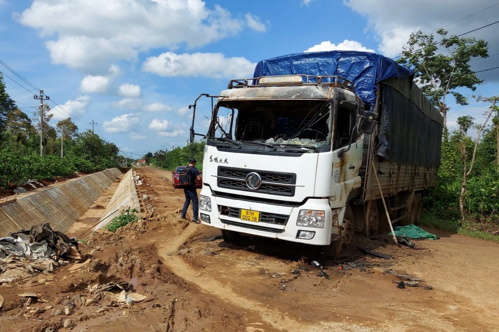 Tài xế 2 lần thoát chết ngoạn mục trong vụ tấn công ở Đắk Lắk - 2 Tài xế 2 lần thoát chết ngoạn mục trong vụ tấn công ở Đắk Lắk - 2