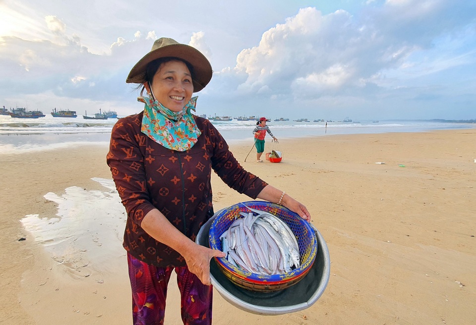 Phú Yên: Tất bật mưu sinh trong buổi sáng sớm ở làng chài ven biển - 6 Phú Yên: Tất bật mưu sinh trong buổi sáng sớm ở làng chài ven biển - 6