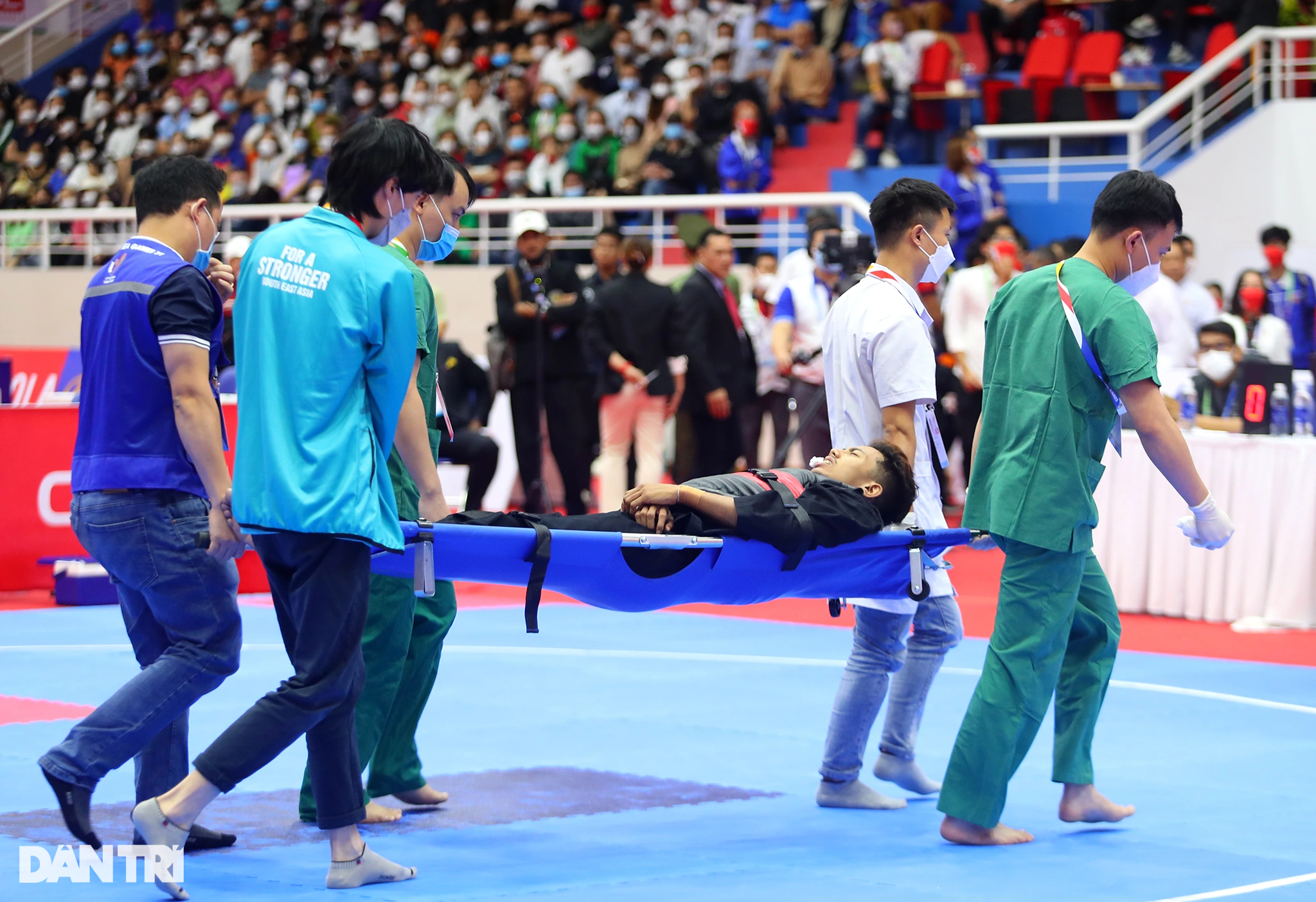 Nhiều VĐV chấn thương, nằm cáng rời sân trong ngày cuối thi Pencak Silat - 12 Nhiều VĐV chấn thương, nằm cáng rời sân trong ngày cuối thi Pencak Silat - 12