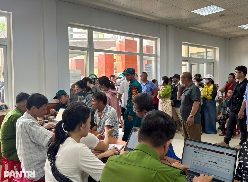 Người dân rộn ràng đi nhận quà 100.000 đồng mừng Tết Độc lập - 1