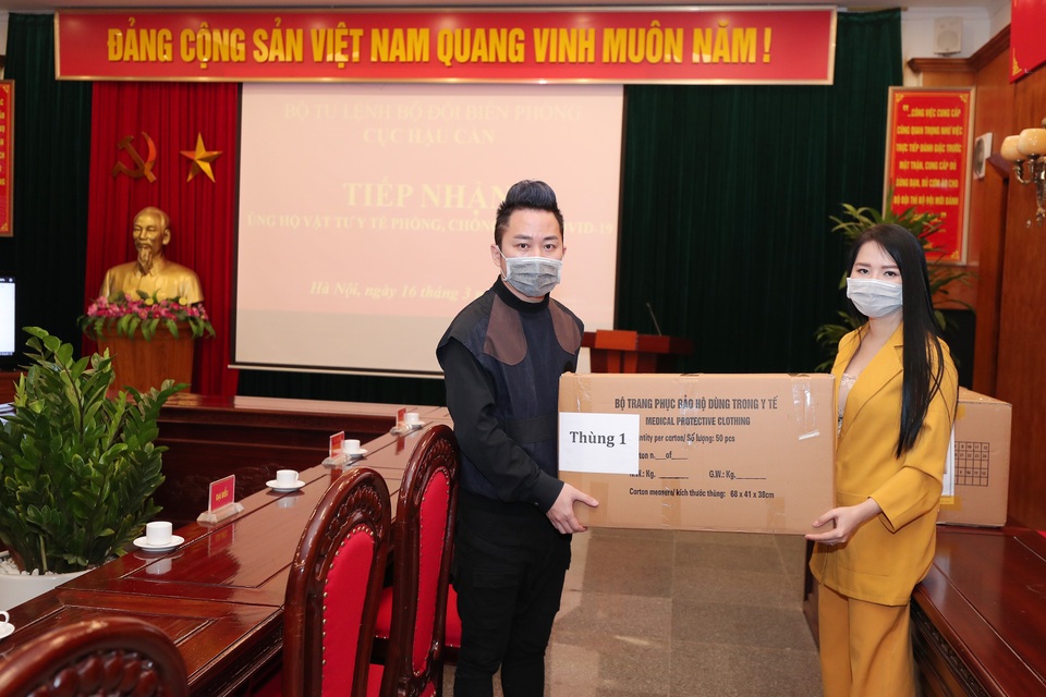 Tóc Tiên, Tùng Dương tặng hơn 1 tỉ đồng cho bộ đội biên phòng - 1 Tóc Tiên, Tùng Dương tặng hơn 1 tỉ đồng cho bộ đội biên phòng - 1